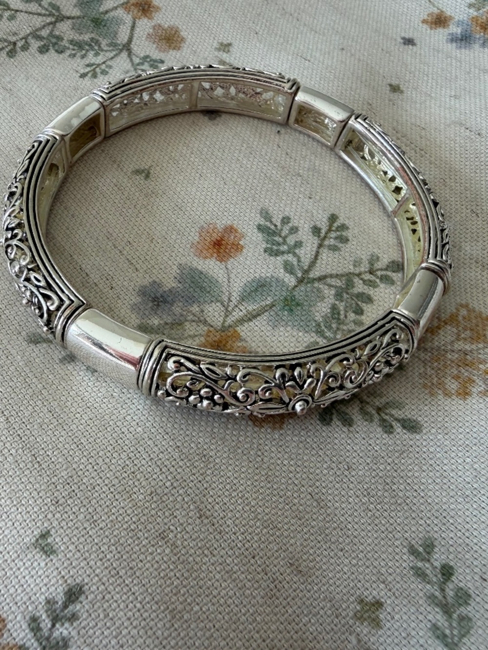EUC Vintage Silver-Tone Panel Stretch Bracelet Openwork Filigree & Floral Motif